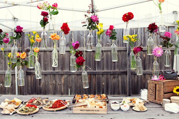 cheap-and-creative-garden-wedding-decoration-ideas-colorful-flowers-in-hanging-glass-bottles-for-wedding-bahce-dugunleri-icin-dekorasyon-onerileri