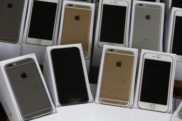 Apple's iPhone 6 are displayed during a news conference by Customs and Excise Department and the police in Hong Kong September 21, 2014. Hong Kong customs and marine police on Saturday foiled a smuggling case involving a speedboat carrying 138 iPhone 6, along with harddisks and RAMs, from Hong Kong to mainland China. Lured by the promise of profit from smuggling the new iPhones into China, opportunists have joined the thousands of Apple Inc fans lining up to buy the devices as they were launched across Asia. REUTERS/Bobby Yip (CHINA - Tags: BUSINESS CRIME LAW TELECOMS)