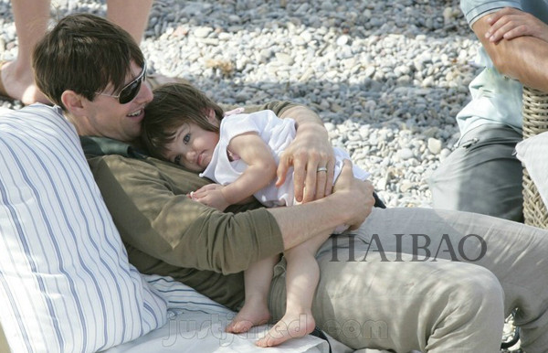 汤姆·克鲁斯 (Tom Cruise) 和他的第一个孩子——女儿苏芮·克鲁斯 (Suri Cruise)
