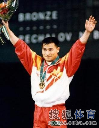 唐灵生获举重男子59公斤级金牌