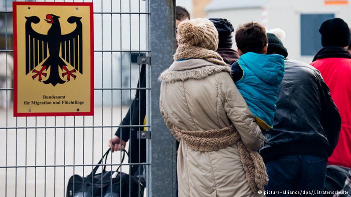 Bundesamt für Migration und Flüchtlinge Asylbewerber Warteschlange Warten