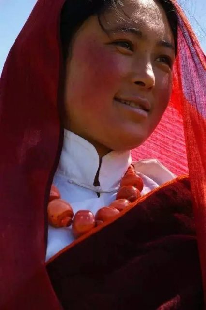 22岁，这个美国混血女孩跑来中国寻根，让藏族牦牛绒征服LV、爱马仕，还打造了全球Top43的最美草原民宿！