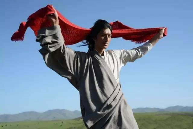 22歲，這個美國混血女孩跑來中國尋根，讓藏族氂牛絨征服LV、愛馬仕，還打造了全球Top43的最美草原民宿！