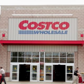 美一20岁女性控告Costco2年前贩售的感染鸡肉沙拉导致她肾衰竭及百万医疗费