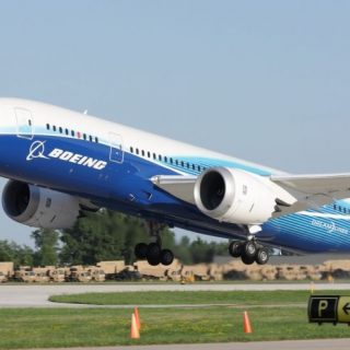 波音787 Dreamliner飛機在美國上空飛出了一個巨大的飛機圖案！