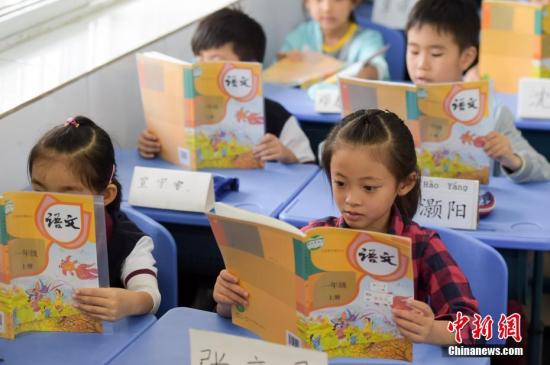 为什么中国小学胜美国？《华尔街日报》：老师拥有尊重与权威