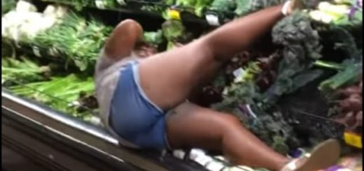 美国超市惊现女子泡“蔬菜浴” 疑似嗑药发疯