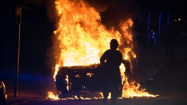 事情鬧大了！喬治亞理工學院 部分學生暴動燒警車