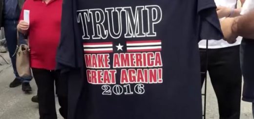 俩学生穿件川普竞选口号的体恤衫就被赶出了教室，招谁惹谁了？