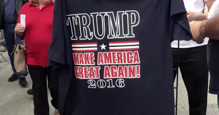 俩学生穿件川普竞选口号的体恤衫就被赶出了教室，招谁惹谁了？
