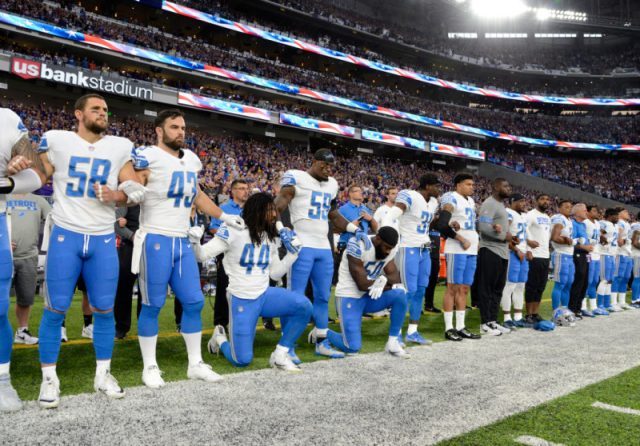 反對NFL球員伴國歌下跪 喬治亞高中球員舉國旗跑場表愛國情懷