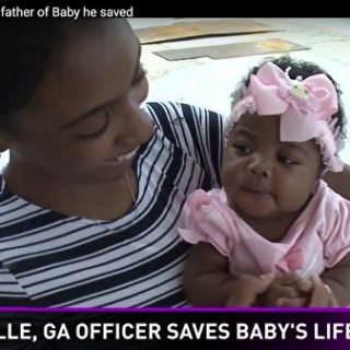 警察救了小宝宝的性命 没想到他的人生也因此改变