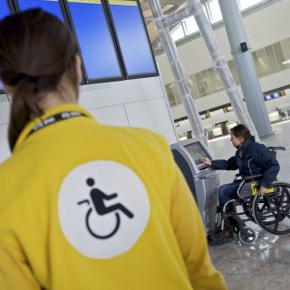一家庭控诉 Alaska Airlines 未尽服务之责，导致家中75岁长者自行坐轮椅而跌落手扶梯身亡