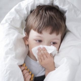 如何判断发烧咳嗽是感冒还是过敏所致？美国家庭常备的感冒药有哪些？