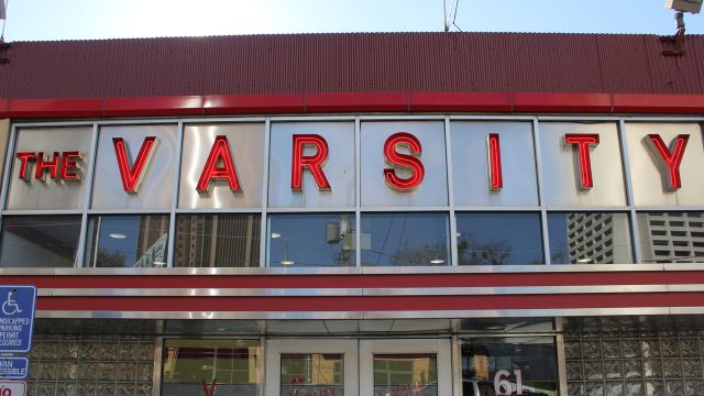 “世界上最大的免下车餐厅” Varsity庆祝开业90周年