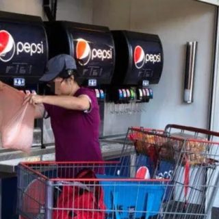 丢人现眼! 华裔大妈占便宜: Costco饮料机前装3大袋免费冰块!