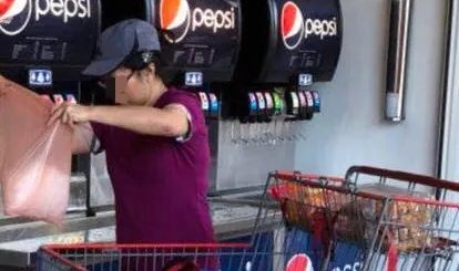 丢人现眼! 华裔大妈占便宜: Costco饮料机前装3大袋免费冰块!