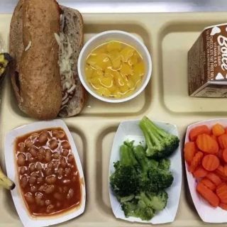 揪心:一小學營養餐僅半碗素麵!看完美國學校的免費營養餐,更不是滋味…