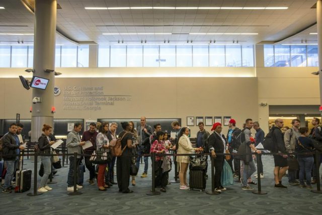 旅客在亚特兰大机场排长队