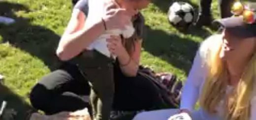 超有爱！美2岁男童回家前深情拥抱公园每位陌生人