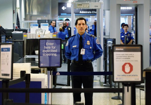 人小鬼大 没登机牌在亚特兰大机场独闯多关 TSA人员表示压力很大！