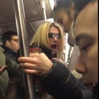 白女紐約地鐵大罵女乘客「臭中國佬」 被其他乘客制服送交警察