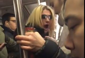 白女纽约地铁大骂女乘客“臭中国佬” 被其他乘客制服送交警察