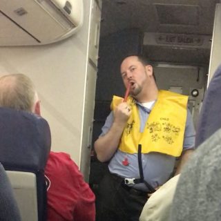 西南航空男空乘在飛機上大跳「艷舞」 乘客為何紛紛喝彩？