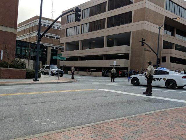 突發！現在進行時！警方正在調查針對亞特蘭大地區多個公司和縣政府大樓收到的炸彈威脅