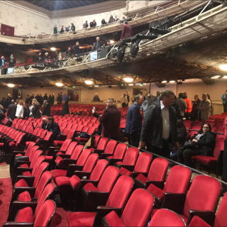 只憑一個字 就讓百老匯觀眾驚慌撤離劇場 數人受傷