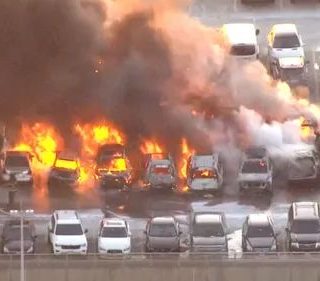 突發! 連燒17輛汽車 火海爆炸!紐瓦克機場停車場重大事故 現場濃煙滾滾 起因是...