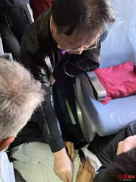 跨国航班上外籍乘客突发病痛 中国中医高空针灸救人