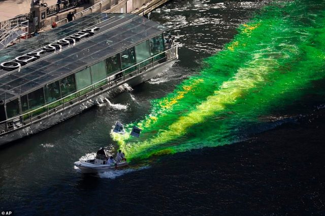 全美多地举行圣帕特里克节游行 芝加哥河水被染绿