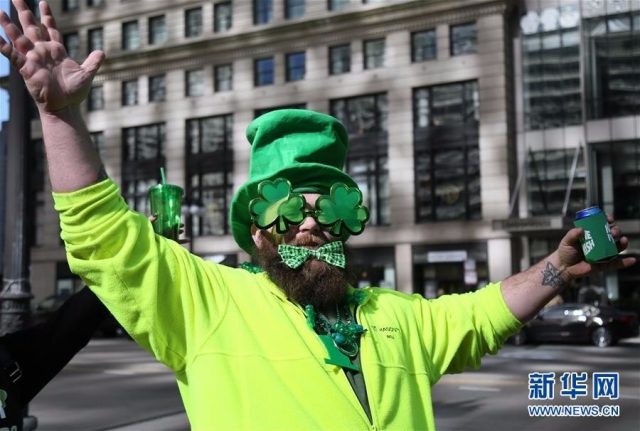 全美多地舉行聖帕特里克節遊行 芝加哥河水被染綠