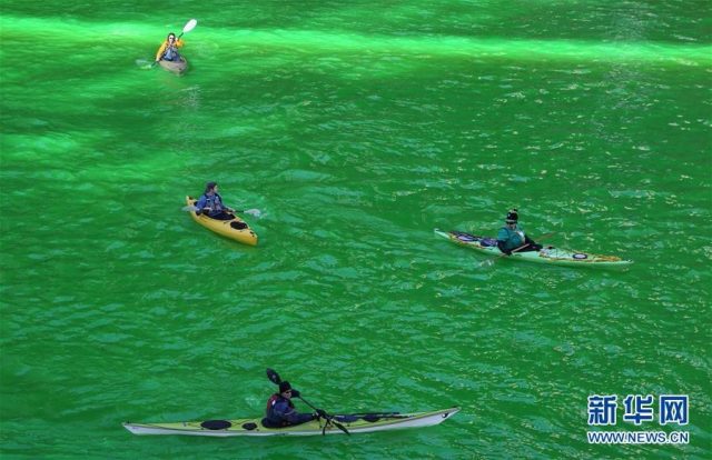 全美多地举行圣帕特里克节游行 芝加哥河水被染绿