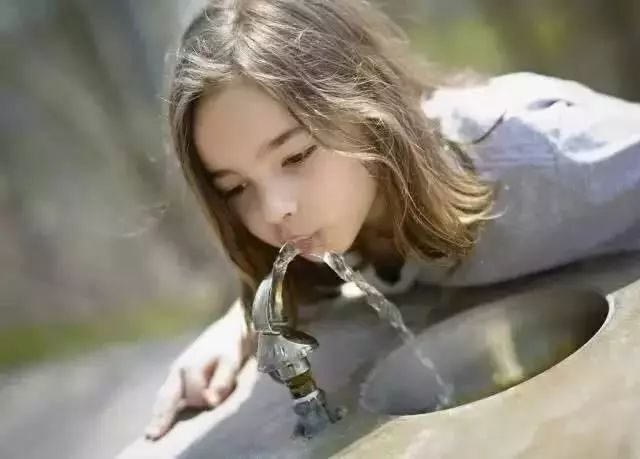 美國被曝出自來水有毒，影響7700萬人，8000兒童鉛中毒