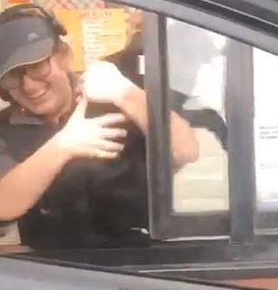 美國黑狗受美味誘惑從主人汽車裡跳入餐廳窗口