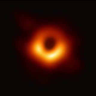 人类首张黑洞照片面世 究竟长啥样？