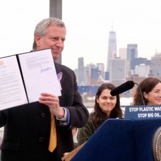 纽约市长签禁令 限制市府部门购买一次性塑料餐具