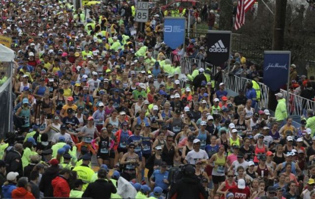 近千名中国选手参加波士顿马拉松赛 有人伪造成绩有人替跑