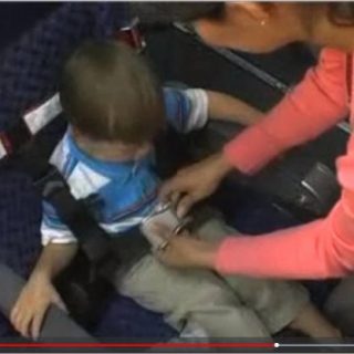 美国的航空公司不设儿童安全带 与孩子同扣安全带被赶下机