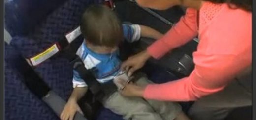 美国的航空公司不设儿童安全带 与孩子同扣安全带被赶下机