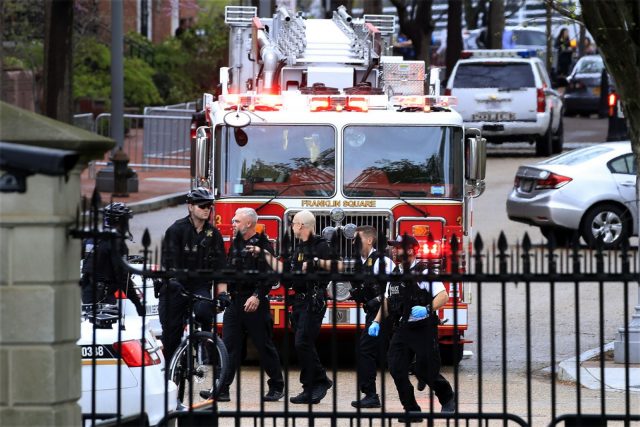 一名乘自動輪椅男子在白宮外自焚 被逮捕送醫