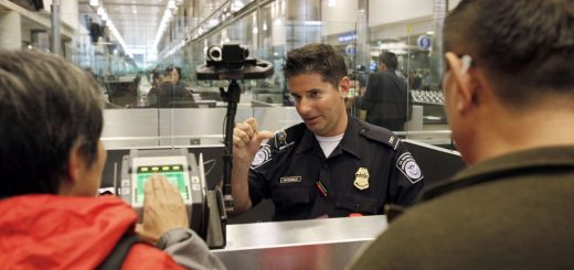 入境美國時被要求解鎖電子設備，他憤而投訴CBP