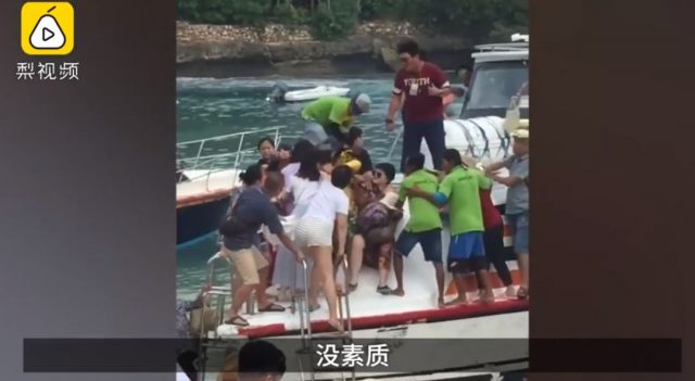 中國大媽國外打起來了！只為爭誰先下船！一旁遊客大喊起鬨... 中國人，你為什麼那麼著急？