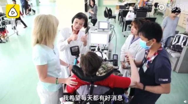 美國15歲癱瘓男孩包機到雲南求醫，稱中國是他最後的希望