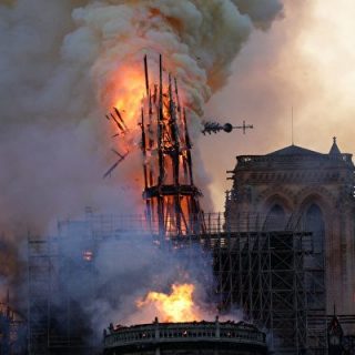 【直播】巴黎圣母院大教堂大火 尖塔坠落