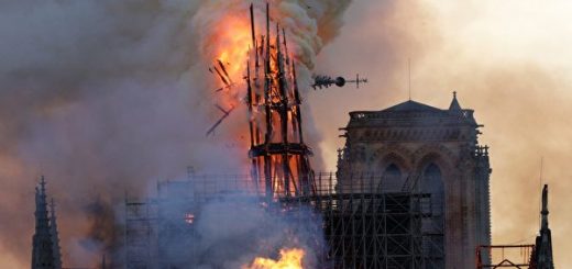 【直播】巴黎圣母院大教堂大火 尖塔坠落
