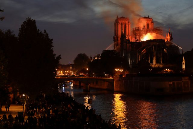 【直播】巴黎聖母院大教堂大火 尖塔墜落