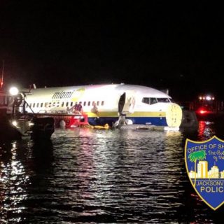 佛州一架波音737沖入河中 系國防部包機 無人遇難